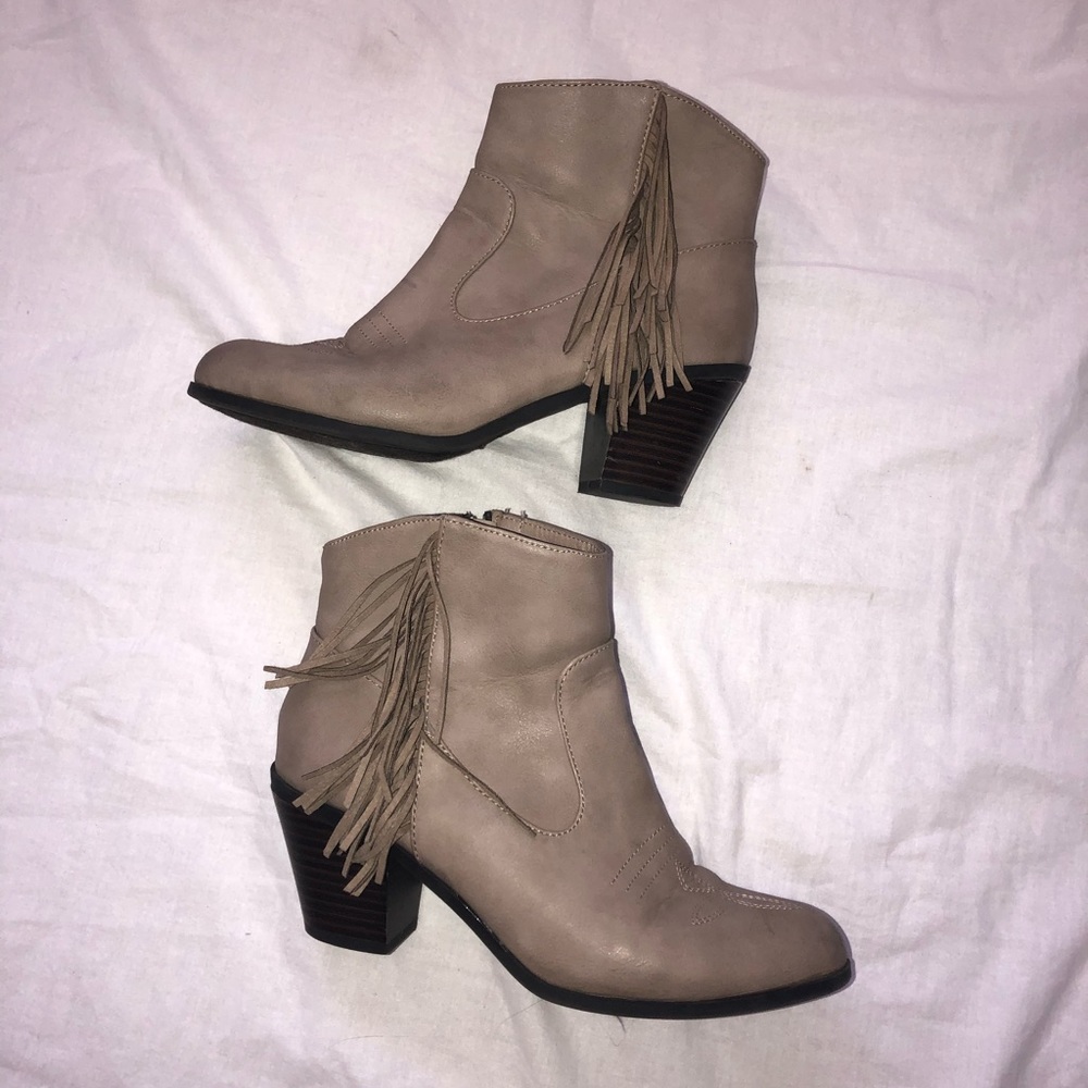 Sam & Libby grey/beige ankle boots with fringe